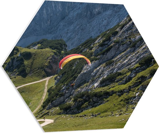 WallClassics - PVC Schuimplaat Hexagon  - Paraglidend door de Bergen en Natuur - 70x60.9 cm Foto op Hexagon (Met Ophangsysteem)