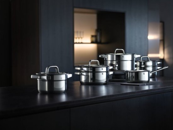 Stijlvolle donkere keuken met een WMF Compact Cuisine pannenset op het aanrecht.