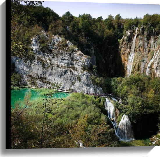 WallClassics - Canvas  - Plitvice Meren bij Bergen - Kroatië - 60x60 cm Foto op Canvas Schilderij (Wanddecoratie op Canvas)