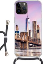 Geschikt voorApple Iphone 14 Pro Max - Crossbody Case - Brooklyn Brug en de skyline van New York - Siliconen - Crossbody - Backcover met Koord - Telefoonhoesje met koord - Hoesje met touw