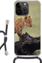 Telefoonhoesje Geschikt voorApple Iphone 14 Pro - Leeuw - Boomstam - Welp - Siliconen - Crossbody - Backcover met Koord - Telefoonhoesje met koord - Hoesje met touw