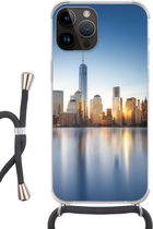 Geschikt voorApple Iphone 14 Pro Max - Crossbody Case - New York - Skyline - Reflectie - Siliconen - Crossbody - Backcover met Koord - Telefoonhoesje met koord - Hoesje met touw