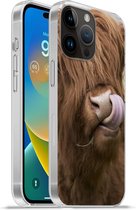 Geschikt voorApple Iphone 14 Pro - Softcase hoesje - Schotse Hooglander - Bruin - Koe - Siliconen Telefoonhoesje