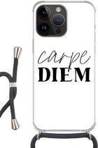 Geschikt voorApple Iphone 14 Pro - Crossbody Case - Quotes - Pluk de dag - Spreuken - Carpe diem - Siliconen - Crossbody - Backcover met Koord - Telefoonhoesje met koord - Hoesje met touw