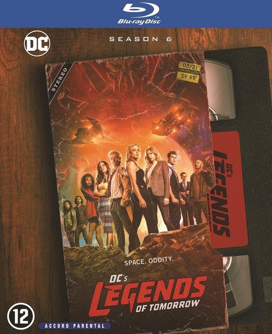 Blu-ray box van DC's Legends of Tomorrow seizoen 6, met artwork van het hoofdcast op een VHS-hoes. "SPACE. ODDITY."