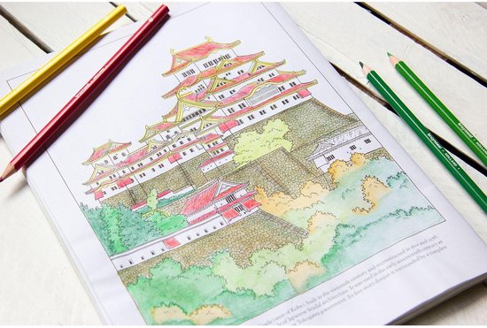 Kleurboekpagina met Japans kasteel en potloden.