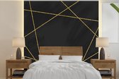 Behang - Fotobehang Geometrisch patroon van gouden lijnen op een zwarte achtergrond - Breedte 350 cm x hoogte 350 cm