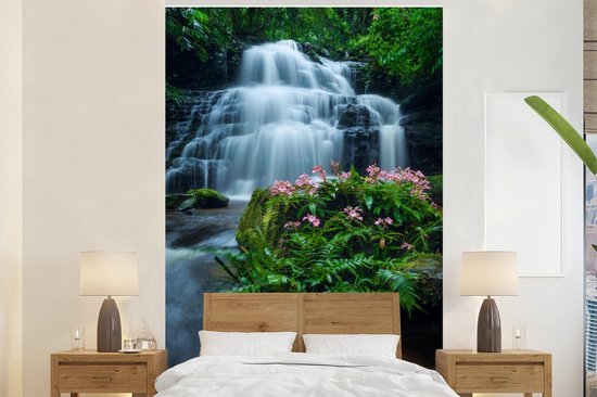 Behang - Fotobehang Een waterval tussen de dichtbegroeide natuur van het nationaal park Phu Hin Rong Kla - Breedte 195 cm x hoogte 300 cm