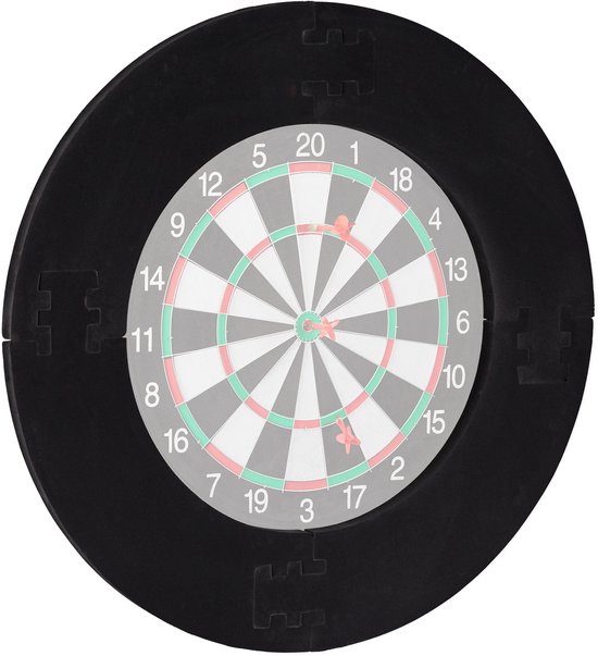Een zwart dartbord surround met een dartbord in het midden. Puzzelstukken zichtbaar.
