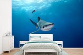 Behang - Fotobehang Grote blauwe haai - Breedte 420 cm x hoogte 280 cm
