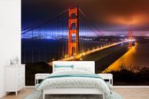 Behang - Fotobehang De Golden Gate Bridge in de nacht verlicht - Breedte 390 cm x hoogte 260 cm