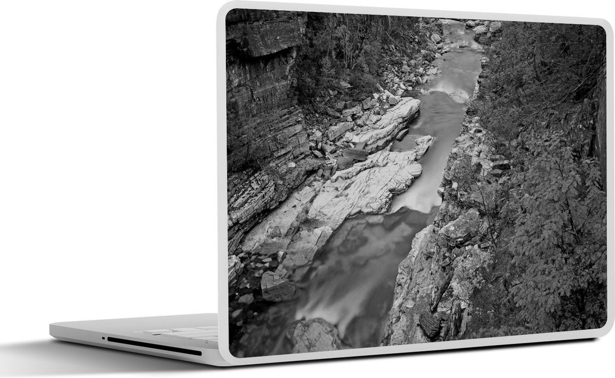 Afbeelding van product SleevesAndCases  Laptop sticker - 14 inch - Een luchtfoto van een rivier en rotsen in het Nationaal park Abisko - zwart wit