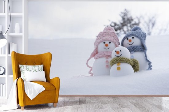 Papier peint Papier peint photo en vinyle - Une famille de poupées de Noël sur le paysage enneigé largeur 360 cm x hauteur 240 cm - Tirage photo sur papier peint (disponible en 7 tailles)