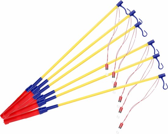 Set van vijf lampionstokjes met gele stokken, rode handvatten en blauwe houders. Elk stokje heeft een rood koord met een wit lichtje.