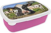 Broodtrommel Roze - Lunchbox - Brooddoos - Koe - Hek - Gras - Dieren - 18x12x6 cm - Kinderen - Meisje