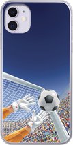 Geschikt voor iPhone 11 hoesje - Een illustratie van een keeper die de voetbal tegenhoudt - Jongetje - Meisjes - Kind - Siliconen Telefoonhoesje