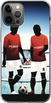 Geschikt voor iPhone 13 Pro hoesje - Een illustratie van twee voetballers in een stadion - Jongens - Meiden - Kids - Siliconen Telefoonhoesje