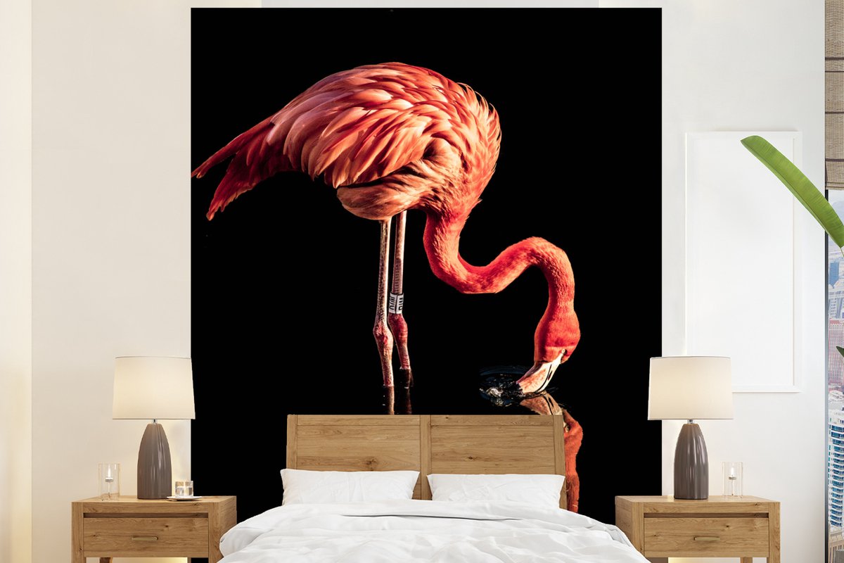 Behang - Fotobehang Weerspiegeling van een flamingo op een zwarte achtergrond - Breedte 210 cm x hoogte 260 cm