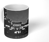 Mok - De oude tempelpoort van Foshan in China tijdens de nacht - zwart wit - 350 ML - Beker
