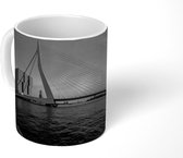 Mok - De Erasmusbrug in Rotterdam - zwart wit - 350 ML - Beker