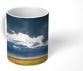 Mok - Donkere wolken boven een groen landschap - 350 ML - Beker