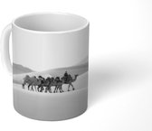 Mok - Karavaan van kamelen in de Gobi woestijn in Mongolië - zwart wit - 350 ML - Beker