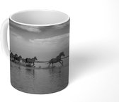 Mok - Kudde paarden galoppeert in Camargue in de zonsondergang - zwart wit - 350 ML - Beker