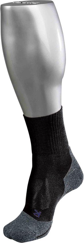 Chaussette de randonnée noire avec pointe et talon gris, portée par un mannequin.