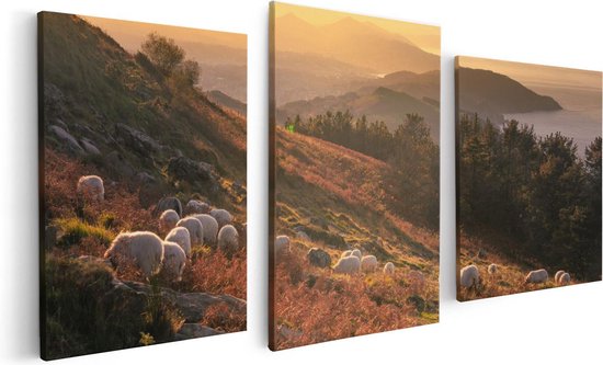 Drieluik canvas met schapen op een heuvel met zonsondergang.