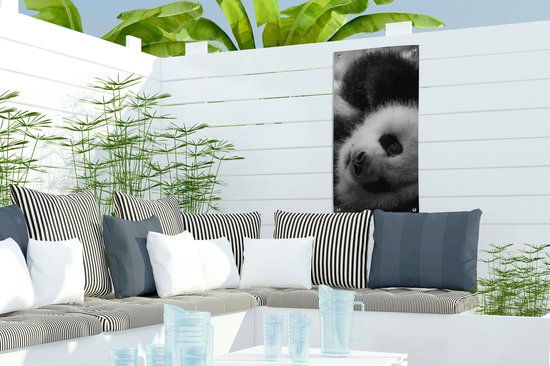 Tuinposter 30x60 cm - Tuindecoratie Dierenprofiel rollende panda in zwart-wit - Poster voor in de tuin - Buiten decoratie - Schutting tuinschilderij - Tuindoek muurdecoratie - Wanddecoratie balkondoek