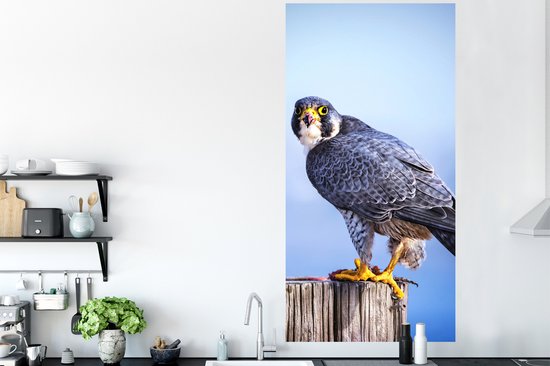 Stickers muraux - Sticker Foil - Gros plan d'un oiseau de proie sur un poteau en bois épais - 80x160 cm - Film Adhésif - Stickers muraux Chambre d'Enfant - Papier Peint Autocollant