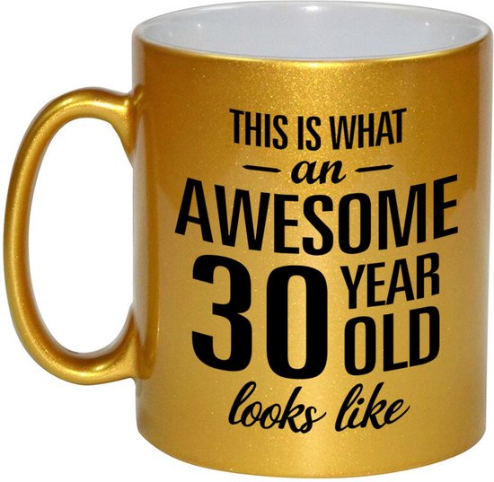 Tasse dorée à paillettes avec le texte noir 'THIS IS WHAT AN AWESOME 30 YEAR OLD LOOKS LIKE'.