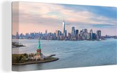 Canvas Schilderij Luchtfoto van het Amerikaanse standbeeld bij zonsondergang in New York - 40x20 cm - Wanddecoratie