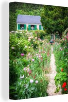 Canvas Schilderij Pad naar boerderij met de deurtjes in de tuin van Monet in Frankrijk - 60x80 cm - Wanddecoratie