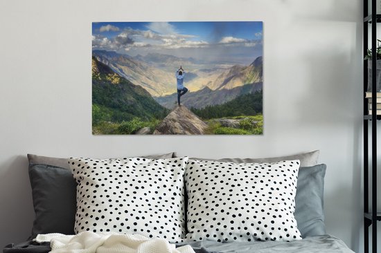 Un homme assume une posture de yoga sur une toile de sommet de montagne 60x40 cm - Tirage photo sur toile (Décoration murale salon / chambre)