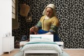 Behang - Fotobehang Melkmeisje - Kunst - Panterprint - Vermeer - Schilderij - Oude meesters - Breedte 390 cm x hoogte 260 cm