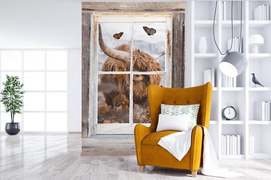 Behang - Fotobehang Schotse hooglander - Doorkijk - Bloemen - Breedte 225 cm x hoogte 350 cm