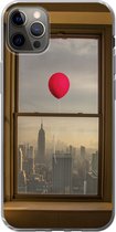 Geschikt voor iPhone 13 Pro Max hoesje - Rode ballon vliegt langs raam in New York - Siliconen Telefoonhoesje