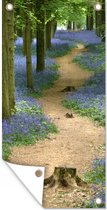 Tuinposter Bos - Pad - Bloemen - Blauw - 40x80 cm - Wanddecoratie Buiten - Tuinposter - Tuindoek - Schuttingposter - Tuinschilderij