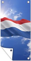 Tuinposter De vlag van Nederland wappert in de lucht - 30x60 cm - Tuindoek - Buitenposter