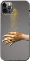 Geschikt voor iPhone 13 Pro Max hoesje - Vrouw met goud geverfde handen en een wolk van glitters - Siliconen Telefoonhoesje