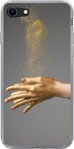 Geschikt voor iPhone 7 hoesje - Vrouw met goud geverfde handen en een wolk van glitters - Siliconen Telefoonhoesje