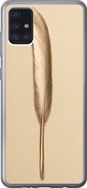 Geschikt voor Samsung Galaxy A52 5G hoesje - Goud geverfde veer op een gouden achtergrond - Siliconen Telefoonhoesje