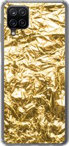 Geschikt voor Samsung Galaxy A12 hoesje - Gouden folie met een gerimpelde textuur - Siliconen Telefoonhoesje