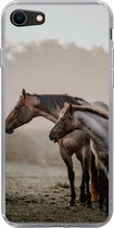 Geschikt voor iPhone SE 2020 hoesje - Paarden - Mist - Weide - Siliconen Telefoonhoesje