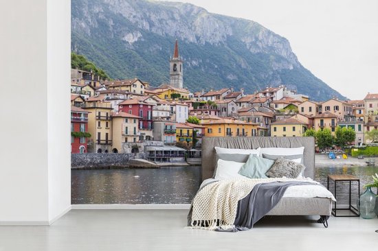Papier peint Papier peint photo en vinyle - Le village de Varenna situé au bord de l'eau du lac de Côme largeur 360 cm x hauteur 240 cm - Tirage photo sur papier peint (disponible en 7 tailles)
