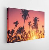 Zomervakantie en natuur reizen avontuur concept. Tropische palmboom op avondrood en wolken abstracte achtergrond. Vintage toonfilter effect kleurstijl. - Modern Art Canvas - Horizo