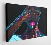 İncognito gesloten ogen van de vrouw, jonge vrouw met fluorescerende afdrukken op de huid, kosmische verf gloeiend op neonlichten, zwarte achtergrond - Moderne kunst canvas - Horiz