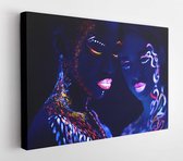 Jonge mooie meisjes met fluorescerende make-up poseren voor de camera, ongebruikelijke creatieve prints op hun huid.- Modern Art Canvas - Horizontaal - 1688436829 - 80*60 Horizonta