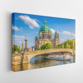 Prachtig uitzicht op de historische kathedraal van Berlijn in het beroemde Museumsinsel met excursieboot op de rivier de Spree in prachtig avondlicht bij zonsondergang in de zomer, Berlijn, Duitsland – Modern Art Canvas – Horizontaal – 395071564